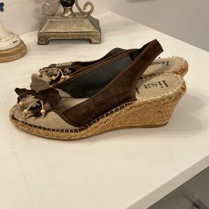 👡ladies size 8 1/2 Lisa B espadrilles brown with tan accents